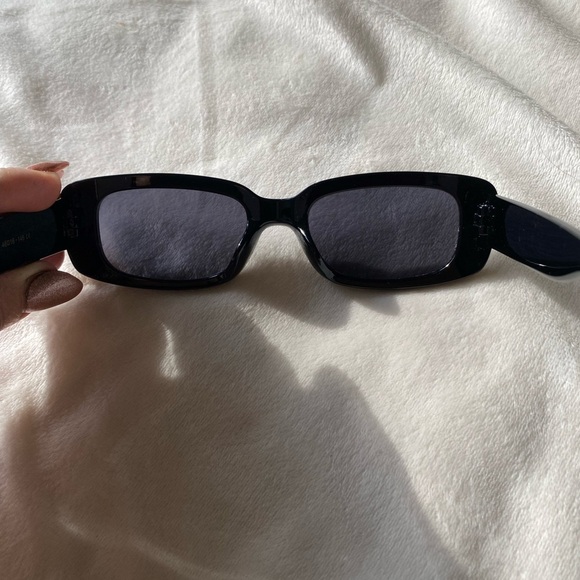 Sleek Black Rectangle Sunglasses – Retro Minimalist Style - Picture 7 of 11